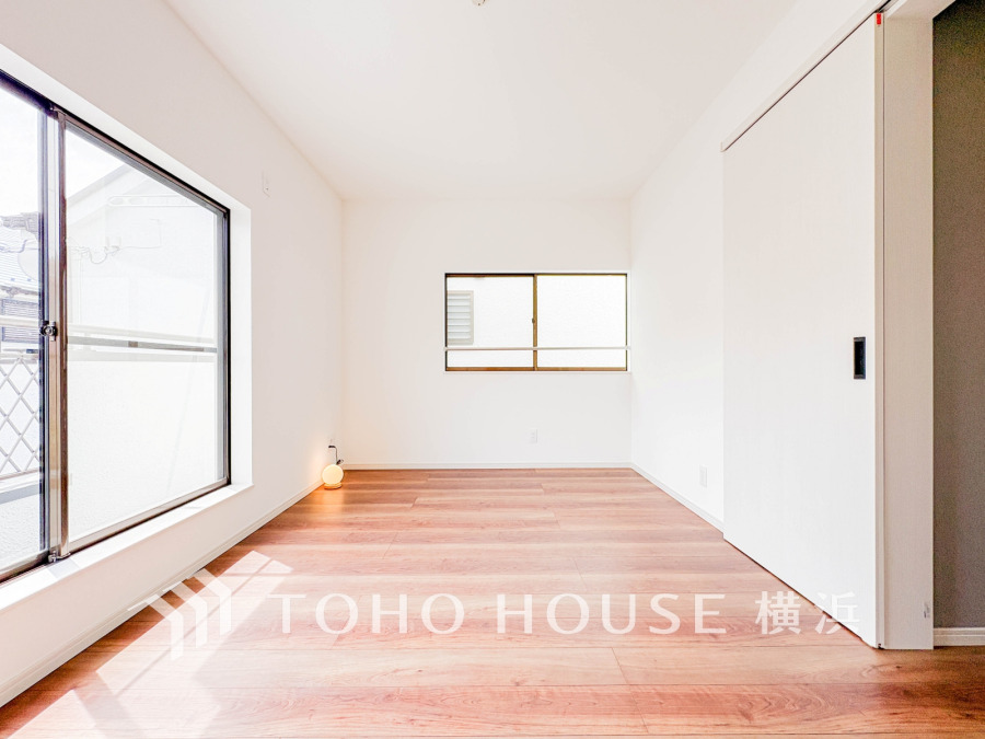 過ぎ行く時間をゆったりと感じることができる落ちついたプライベートルーム。リビングで楽しく過ごした後はゆっくり寛ぎの時間を満喫できます。静かな環境でリラックスタイムを愉しんで。