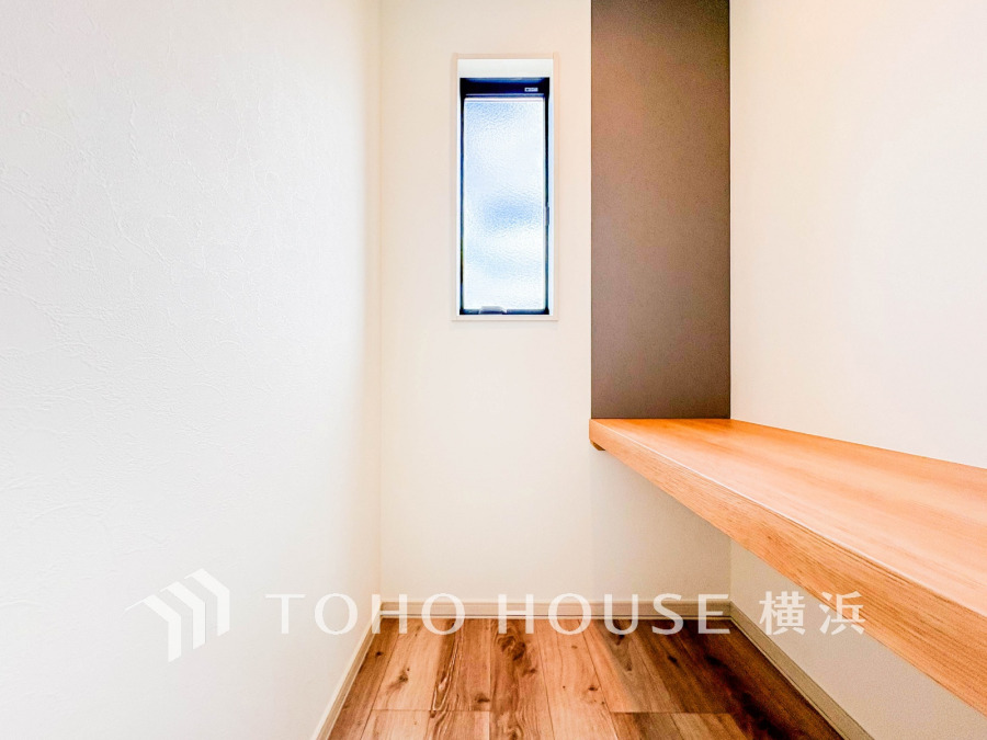 【DEN】ちょっとした作業や在宅ワークなどにも対応できる伝スペース。小窓もあり光が入ります。