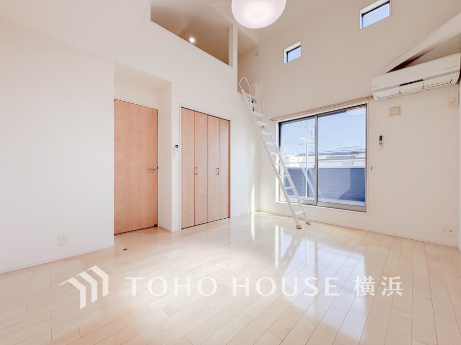 穏やかな風と陽光を導き、プライバシーに配慮された設計プランを採用し、居住性を一段と心地よいものにしています。明るく開放的な空間を演出しております。
