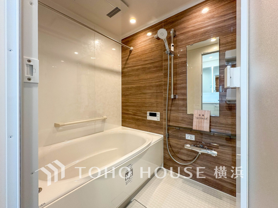 快適な使い心地とゆとりある空間が1日の疲れを解きほぐすバスルーム。空間も浴槽もゆったりのびのび使えるゆとり設計。広く感じるゆとり設計で快適なリラックスタイムを過ごせます。