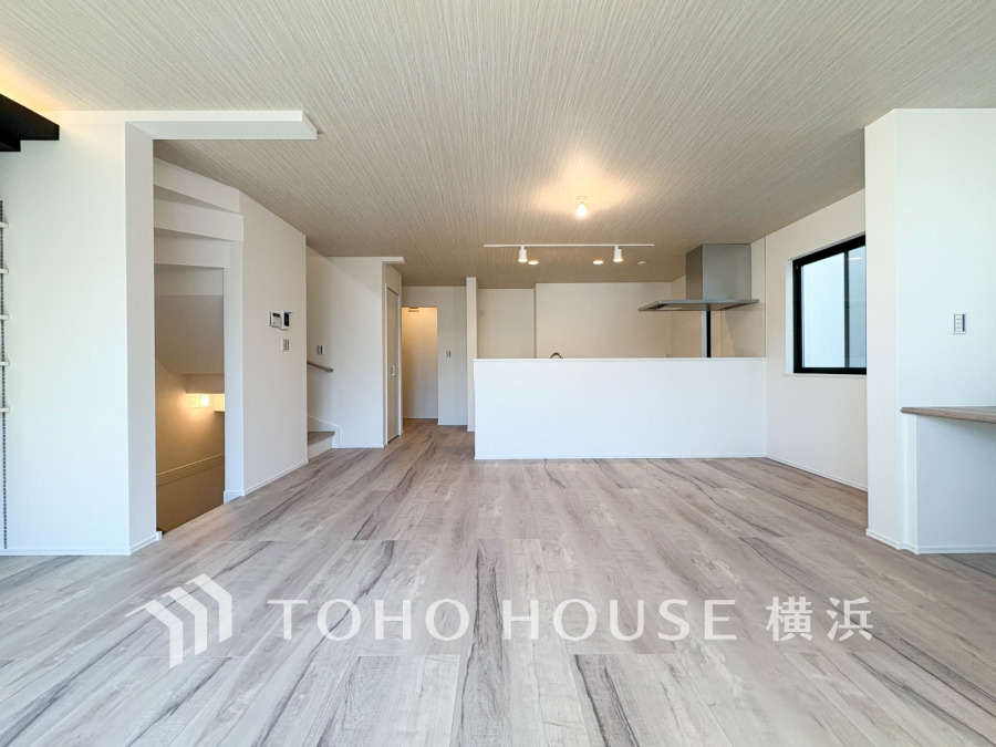 明るく開放的なリビングダイニングは、ナチュラルな木目天井とフローリングで温かみのある空間を演出しています。