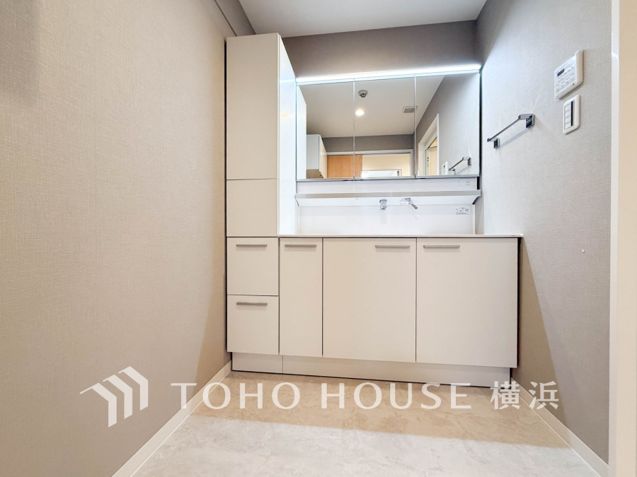 【2026年3月撮影】ゆったり落ち着いてお使い頂ける広さと収納を確保した洗面室。
