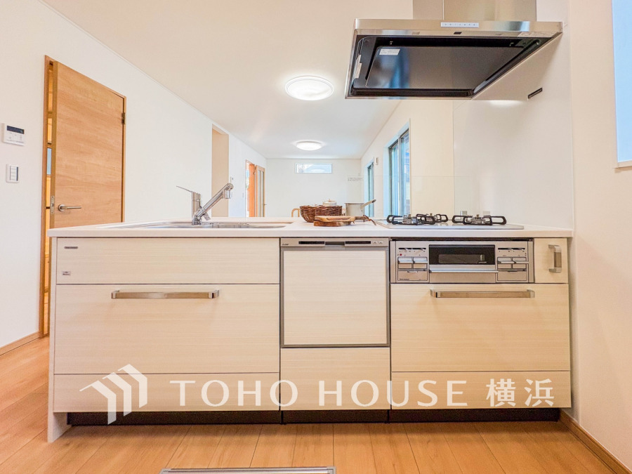 清潔感あふれるシステムキッチンは、使い勝手の良い収納と最新設備で快適な調理環境を実現しています。