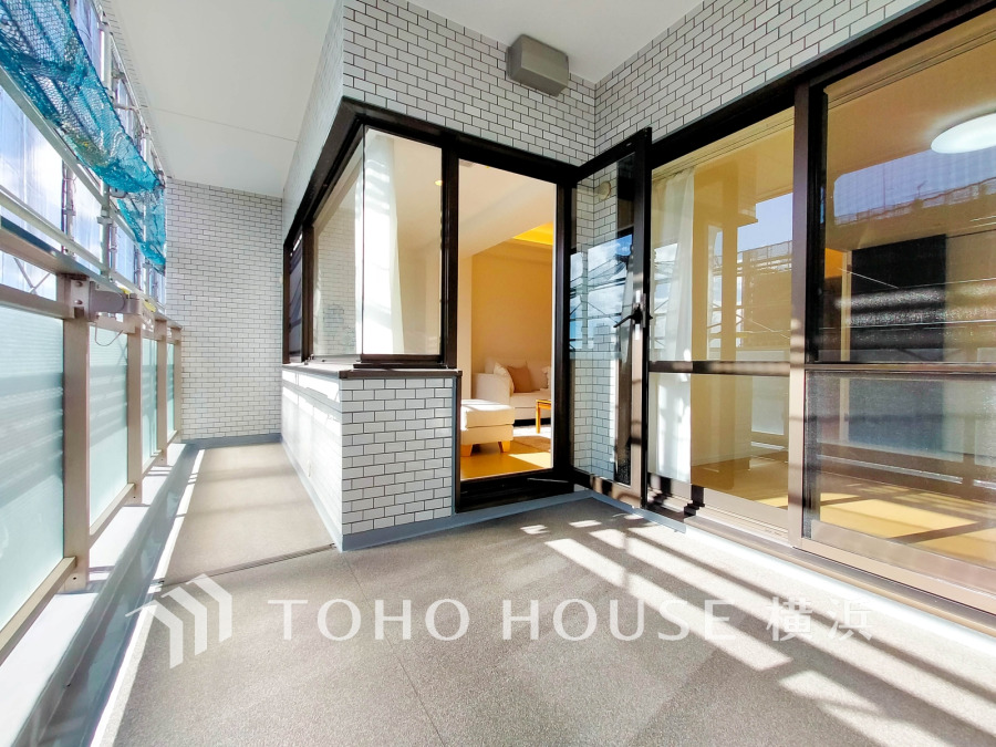 陽当たり良好な広々バルコニー。リビングとつながる開放感あふれる空間が魅力です。