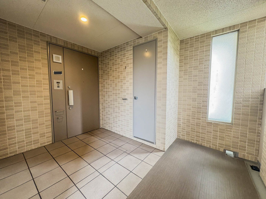 居住者の帰り、訪れる方を優しく迎え、やすらぎに満ちた生活空間を予感させる。健やかな暮らしを楽しめそう。