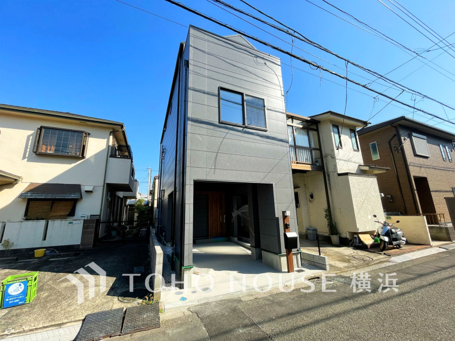ゆとりある住空間を確保した都市型3階建て、約20㎡のお庭付きのお住まい。