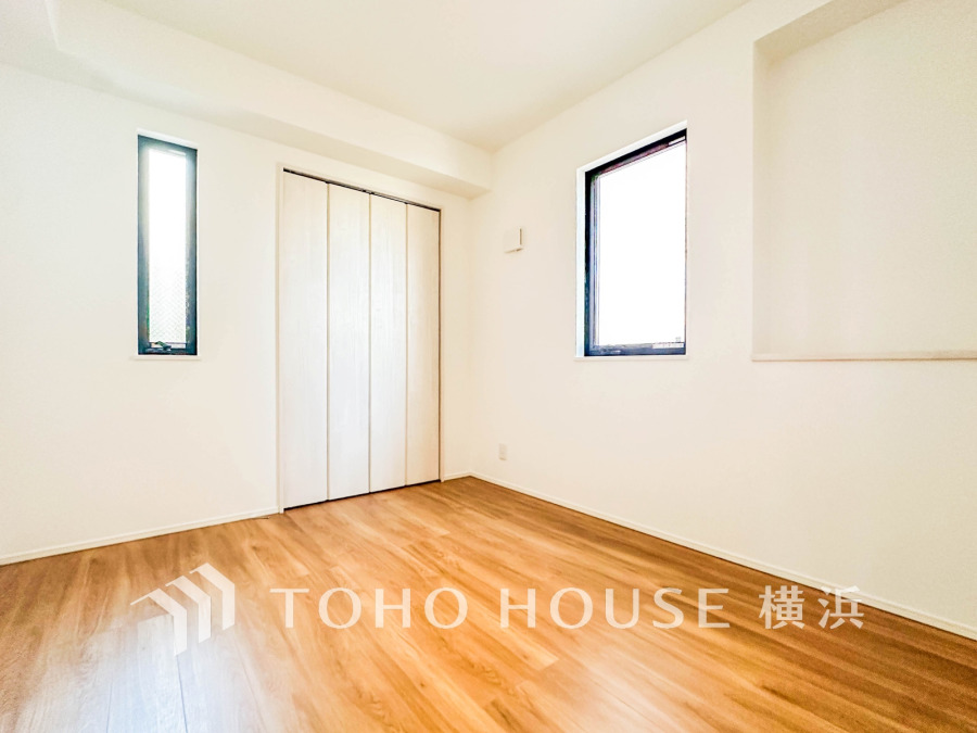 ２面採光の明るく爽やかな空間。プライベートな自分時間を快適に過ごせるお部屋です。
