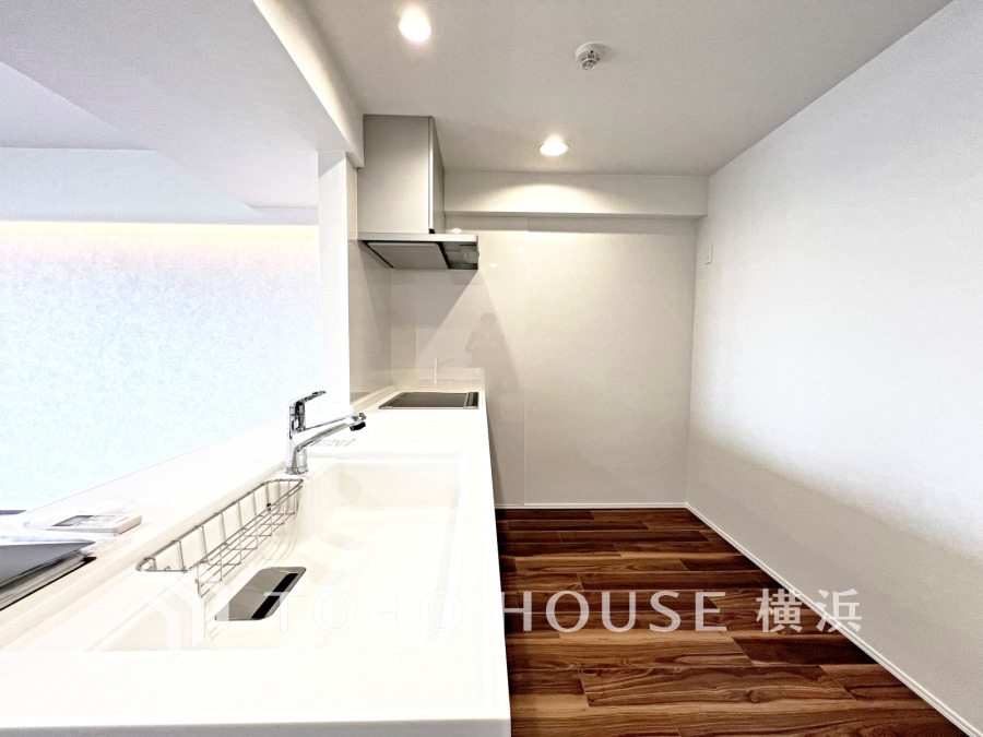 家事動線やリビングとのつながりに配慮し、食事の準備や片付けなどの家事を楽しくするキッチンスペースに仕上げました。毎日使う場所だから気持よく使えて、居心地の良い空間に。