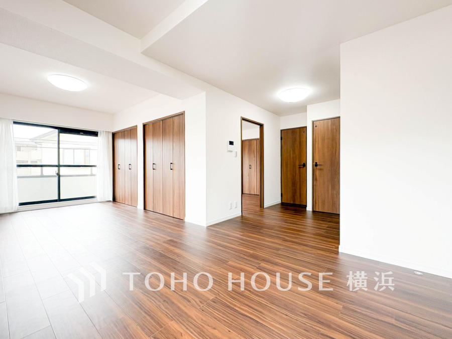 明るく開放的な空間が広がるLDK。室内には豊かな陽光が注ぎ込み、爽やかな住空間を演出。
