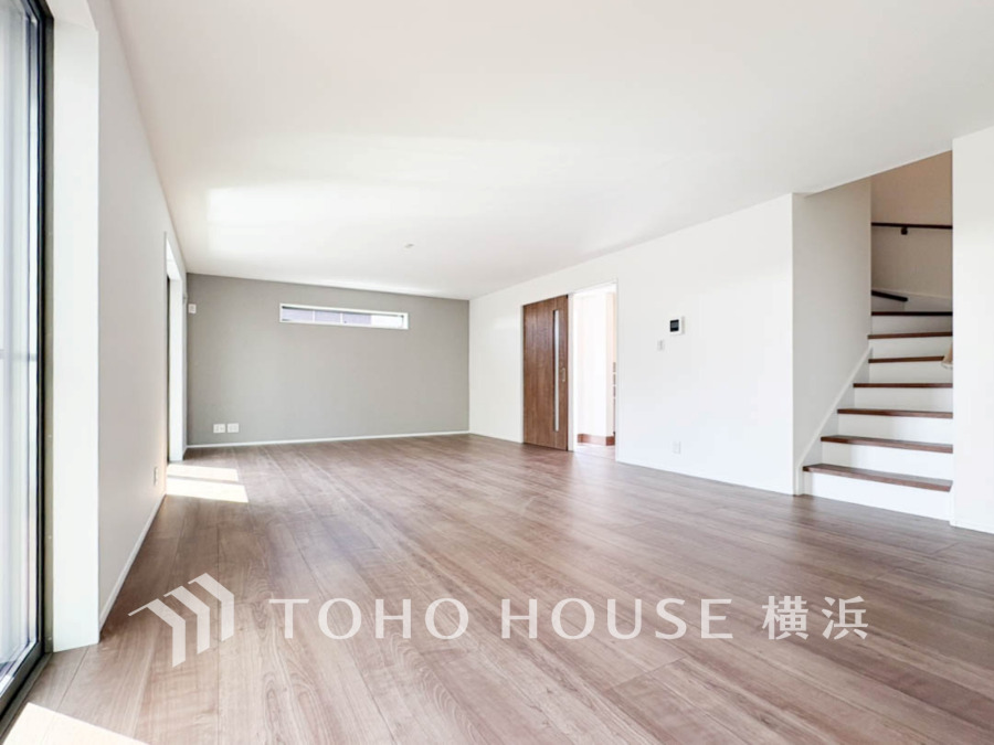 家族と過ごすひと時を溢れる光が優しく包み込むリビングダイニング。家族とともに、心穏やかに過ごすひととき。家族との時間、自分の時間を大切にできる空間がここにあります。