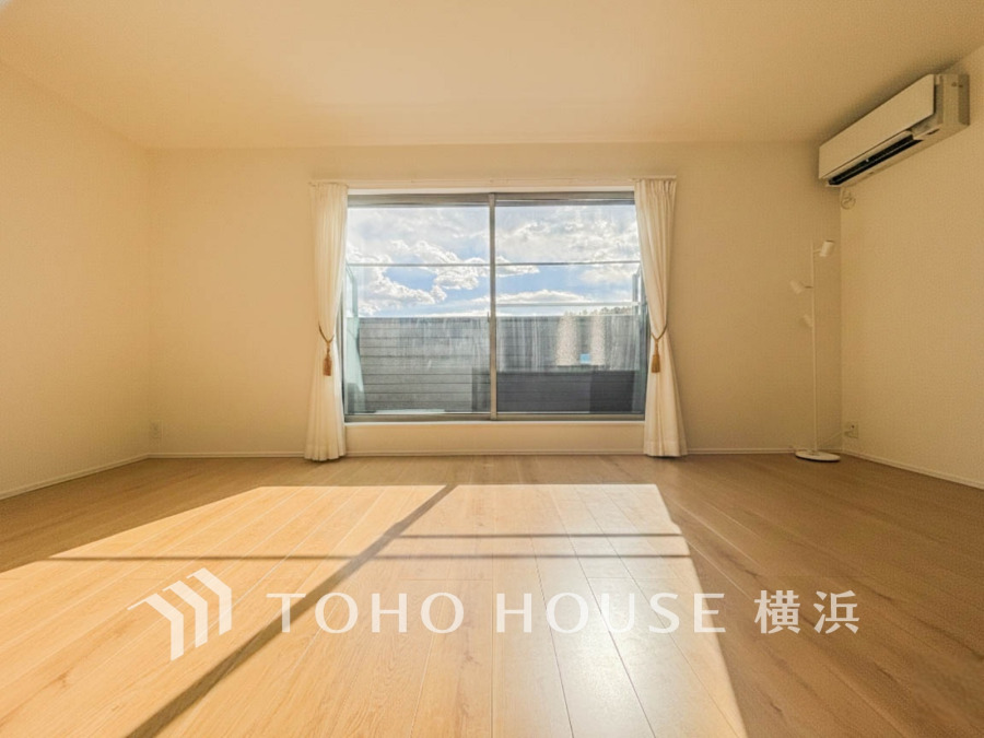 光と風が溢れる開放的なリビングダイニングには自然と家族みんなが集まってきます。明るく穏やかな空気の中で飲んだり、食べたり、笑ったり。