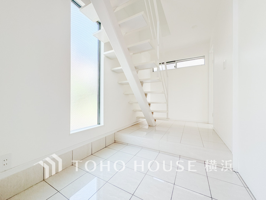 白を基調とした上質感漂う玄関と廊下。居住者の帰り、訪れる方を優しく迎え、安らぎに満ちた生活空間を予感させます。健やかな暮らしを楽しめそう。