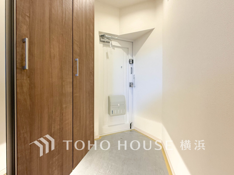 シンプルで清潔感のある玄関スペース。大容量のシューズ収納で整理整頓もスムーズに行えます。