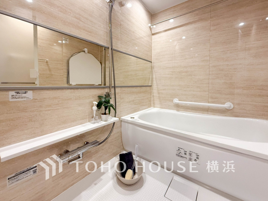 心地よいリラックスを叶える清潔感溢れる美しい空間。快適で機能的なバスルームです。
