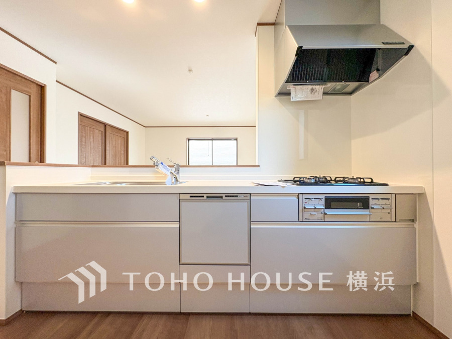 ご家族みんなで調理ができる位のスペースを実現したキッチン空間となっております。みんなで作った料理を召し上がりながらの会話は、どのような物になるのでしょうか。