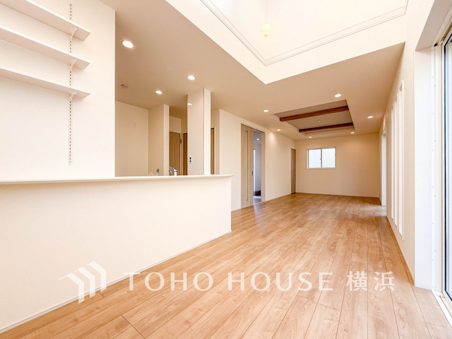 明るい自然光が差し込む、開放感あふれる広々リビングダイニング。木目調のフローリングが温かみを演出します。