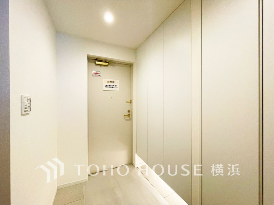 豊富な収納を確保した玄関スペース。白を基調とした明るく清潔感溢れる空間です。
