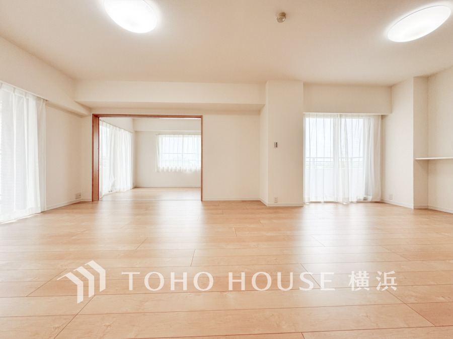 ここにはみんなが集い、食事と楽しい会話が始まる。話に夢中になりすぎて、ついつい時を忘れてしまう。そんな束の間の幸せを感じさせてくれる場所。