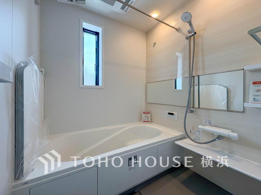 掃除のしやすさ・収納の便利さなど、おふろを使う人、お手入れする人、みんなにとっての「しあわせ性能」を追求したバスルームを採用いたしました。