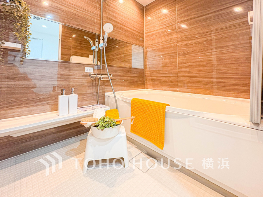 1日の疲れを癒すバスルームは、心地よいリラックスを叶える清潔感溢れる美しい空間です。心からゆったりと寛いでいただけるよう、ゆとりのスペースを確保してます。