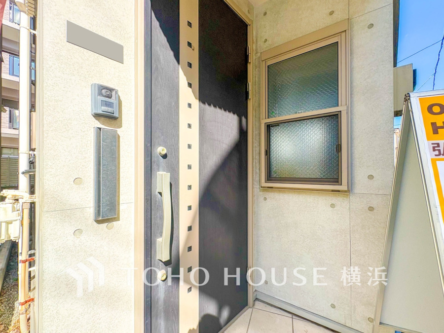 【2025年10月撮影】お客様をお迎えする玄関は落ち着いた雰囲気。帰り着くたびに洗練されたテイストの空間に迎えられ誇りと喜びを感じる玄関まわりです。