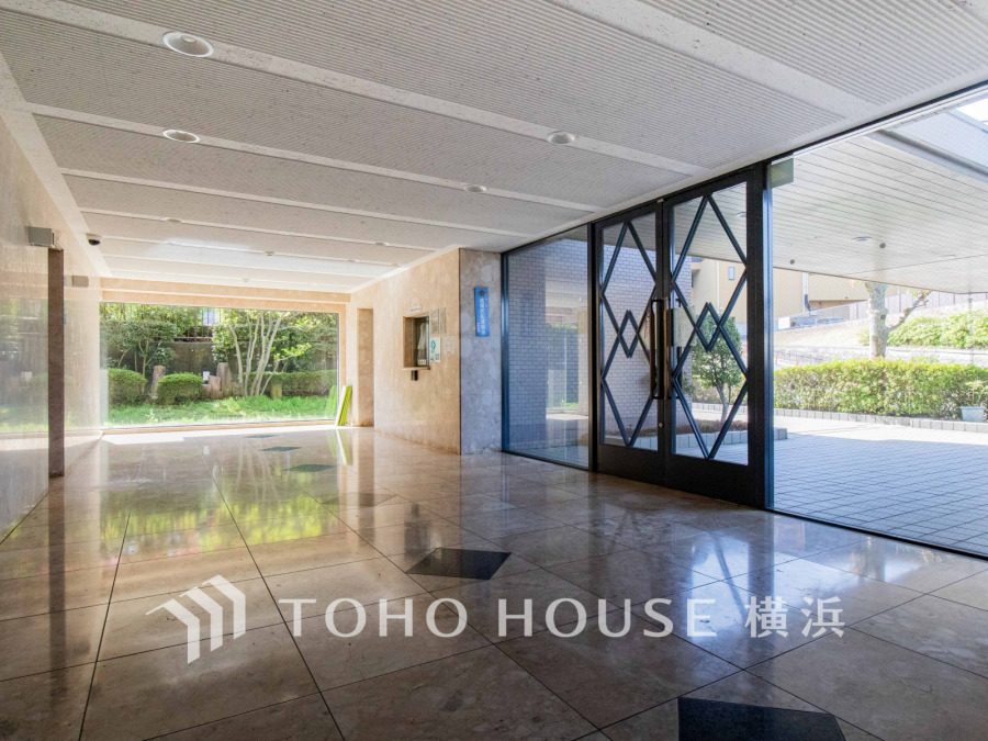 植栽の位置や開放的なエクステリアも含めて美しくトータルにデザインされています。時間のゆとりと空間、爽やかな陽光がもたらす光と風を贅沢なまでに感じる暮らしが始まります。