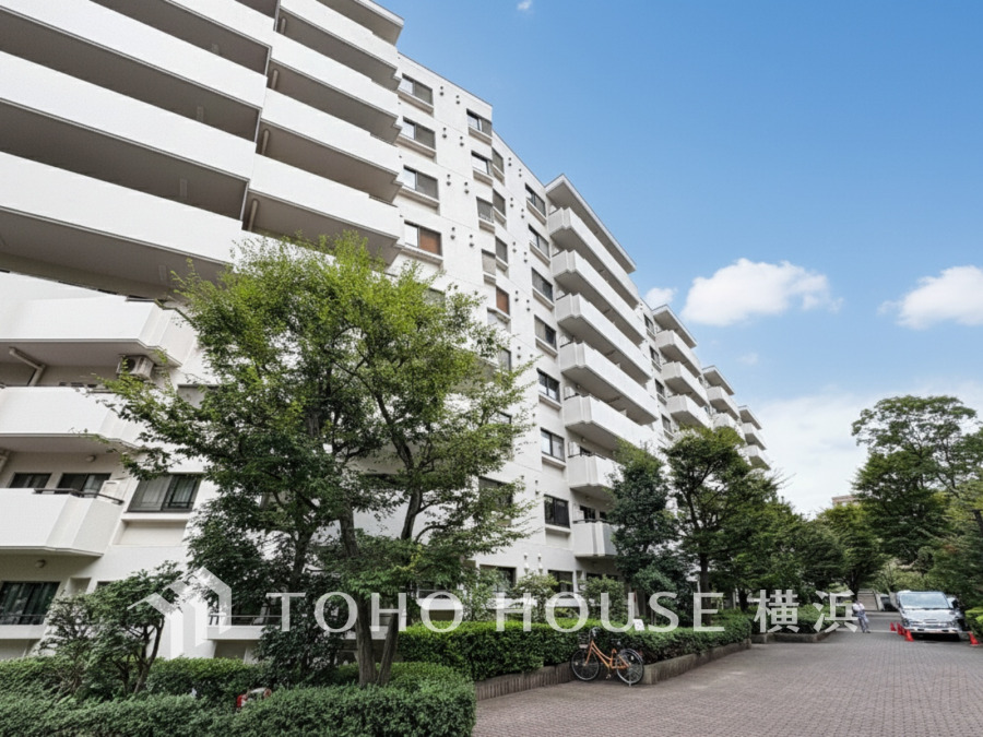 穏やかな風と陽光を導き、プライバシーに配慮された設計プランを採用し、居住性を一段と心地よいものにしています。周辺環境とのコラボレーションにより明るく開放的な空間を演出。