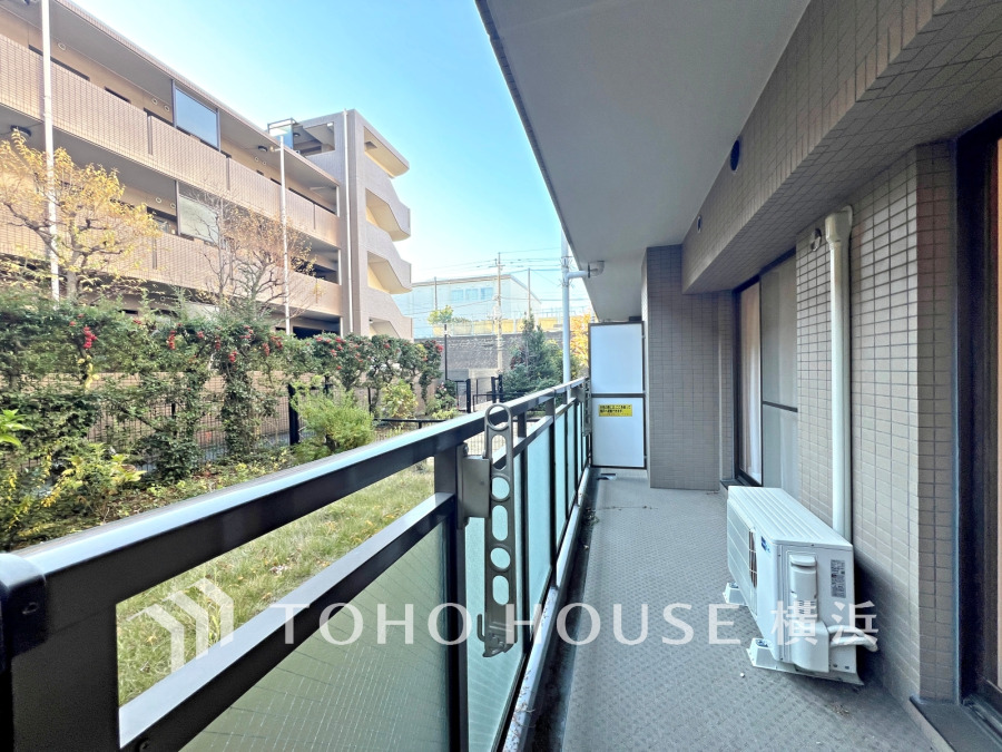 陽だまりのバルコニーと専用庭は1階住戸ならではのプライベート空間です。
