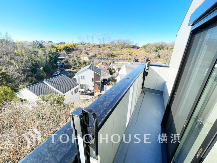 明るく開放的なバルコニーから緑豊かな自然が望める、心地よい住環境が魅力の住まいです。