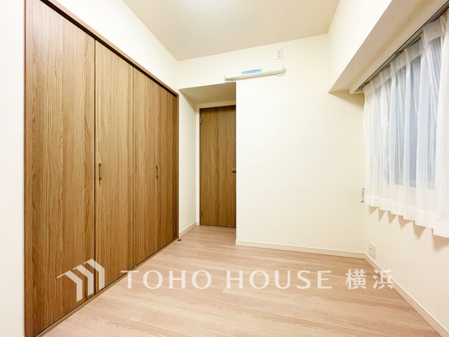 たっぷりの収納を備えた洋室。プライベートな自分時間を快適に過ごせるお部屋です。
