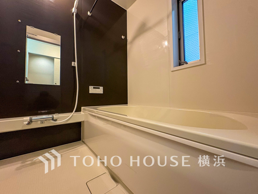 1日の疲れを癒すバスルームは、心地よいリラックスを叶える清潔感溢れる美しい空間です。心からゆったりと寛いでいただけるよう、ゆとりのスペースを確保してます。