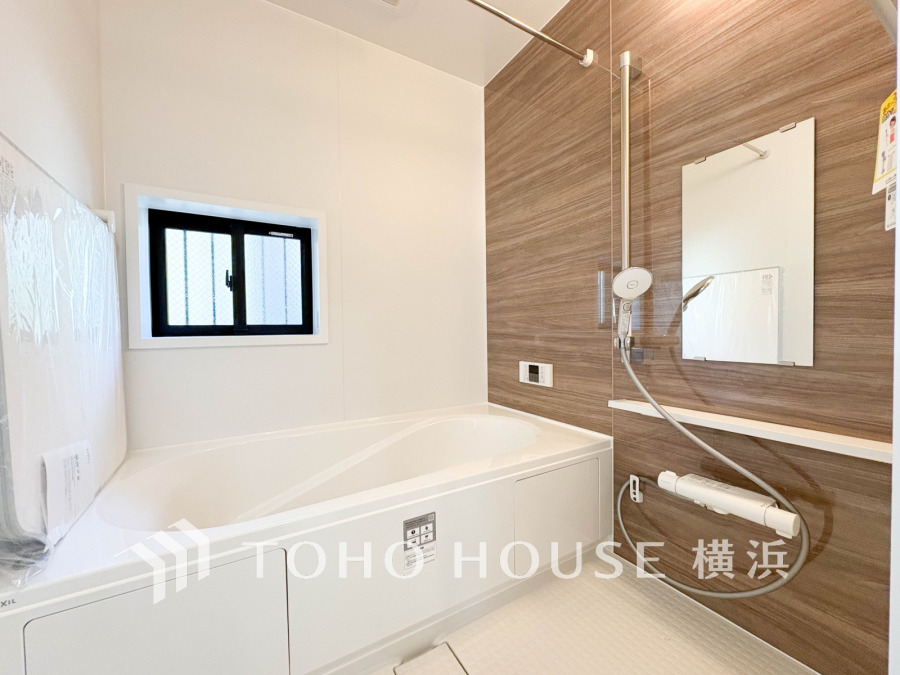 上質が感じられるカラーリングで、清潔な空間美を実現。一日の疲れが癒される優雅なバスタイムを堪能できるゆとりあるバスルームです。