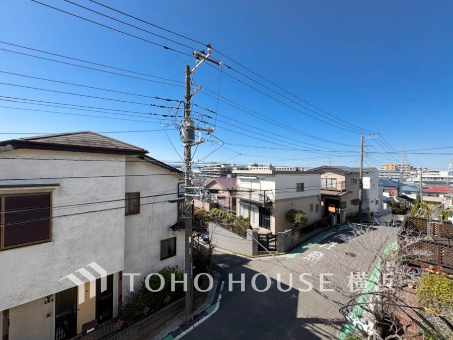 閑静な住宅街に位置し、見晴らしの良い開放感あふれる立地。陽当たりも良好で快適な暮らしを実現します。