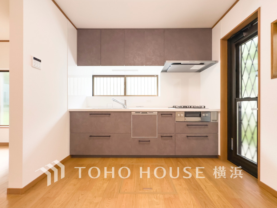 使い勝手の良い設備のキッチンで効率よくお料理もできます。食する料理に家族が舌鼓を打ち自然と笑いが絶えない空気感がそこに広がります。自慢の腕をふるってください。