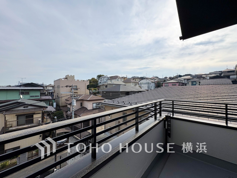 開放感いっぱいの眺望と共に光と風を享受するバルコニー。緑豊かな景観を眺めることができます。