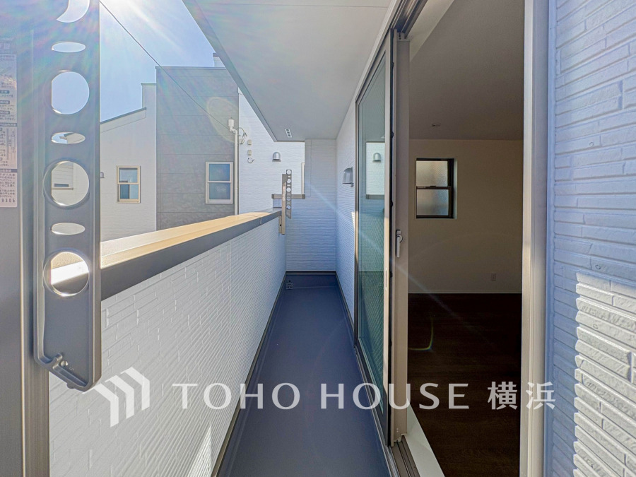 開放感いっぱいの眺望と共に光と風を享受するバルコニー。緑豊かな景観を眺めることができます。