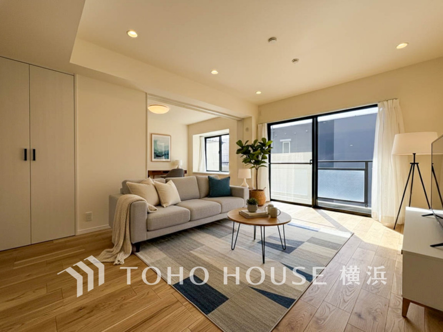 和やかで洗練された空間の演出。寛ぎとコミュニケーションを育む居心地のよい場所。（家具・装飾品はAI加工です）
