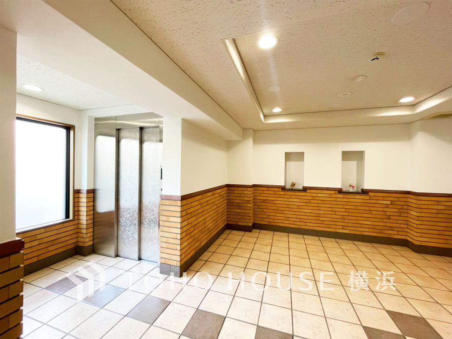 エントランスは毎日の行き帰りで使う大事な空間です。明るい基調で華やかなデザインなので、毎日も気持ちよく、またご友人なども素敵に迎え入れられます。 