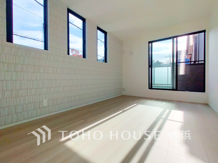 バルコニーに面した明るい洋室。穏やかな陽射しが、ゆったりとした寛ぎの時間を包みます。
