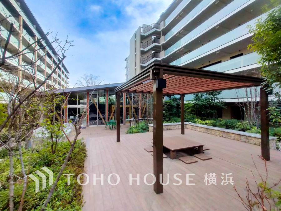 緑豊かな中庭に設けられたくつろぎのウッドデッキスペースで、住民の憩いの場として安心して過ごせる素敵な空間です。