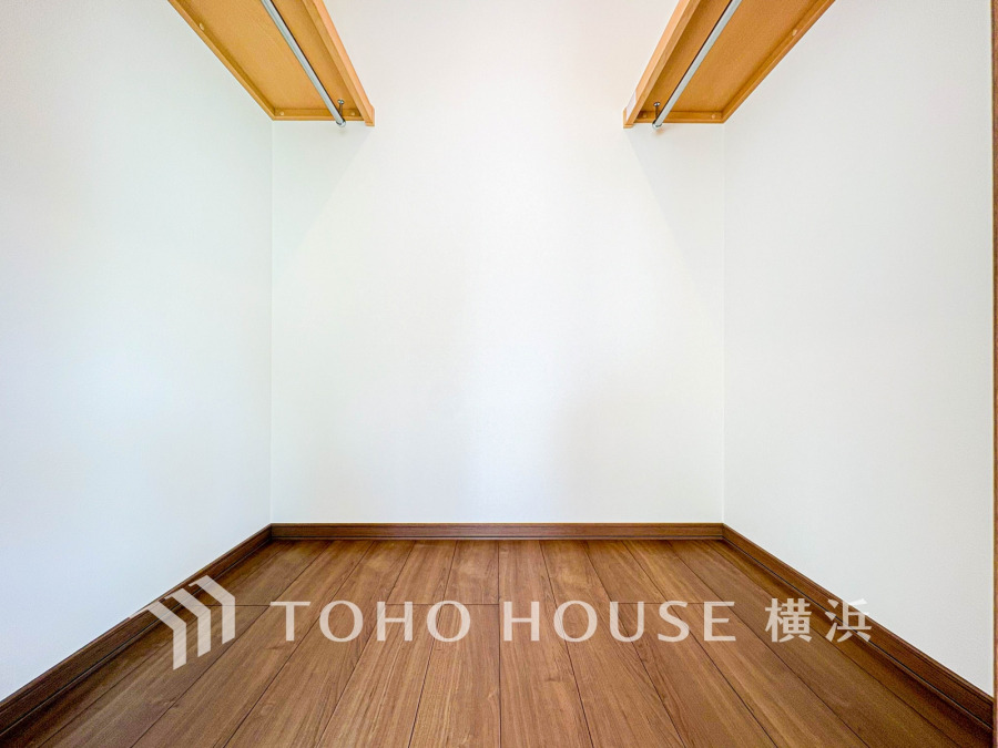 大切な衣類を機能的に収納できるウォークインクロゼット。ゴルフバッグやキャリーバッグなどもすっきりと片付けられます。高い収納率を実現する多彩な収納スペースを確保しました。