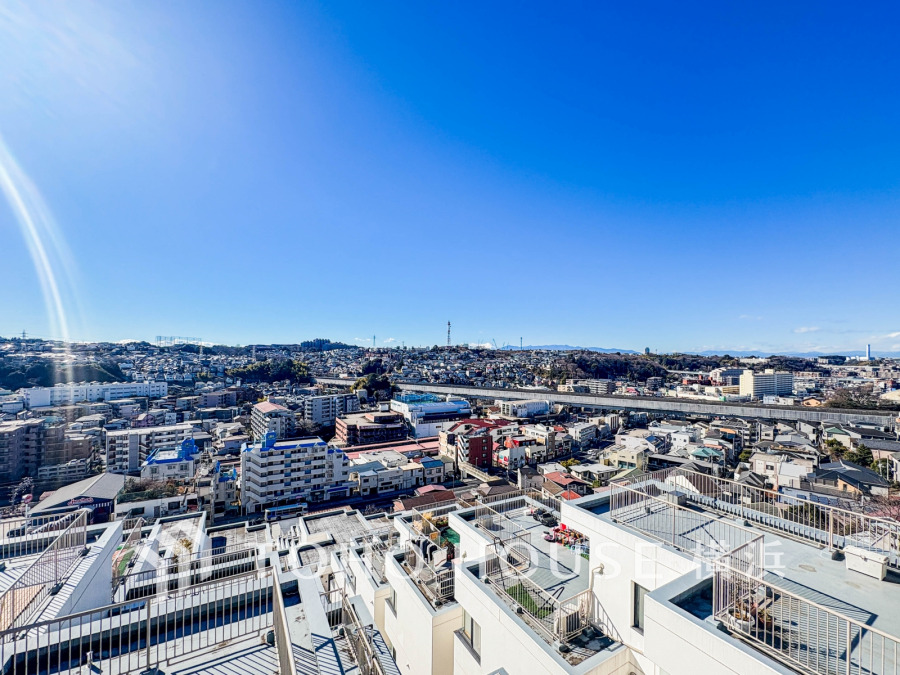 澄み渡る青空と広がる街並み、遠くの山々まで見渡せる絶景。この開放的な眺望が、家族の毎日を明るく彩り、未来への希望を育みます。