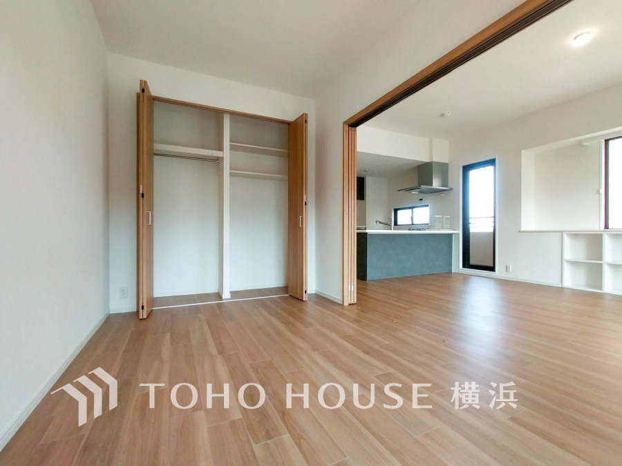 1日の疲れを癒し、心地よく寛げるようゆったりとした広さを確保しています。プライベートタイムをより優雅に穏やかに…。落ち着いた雰囲気を紡ぎます。