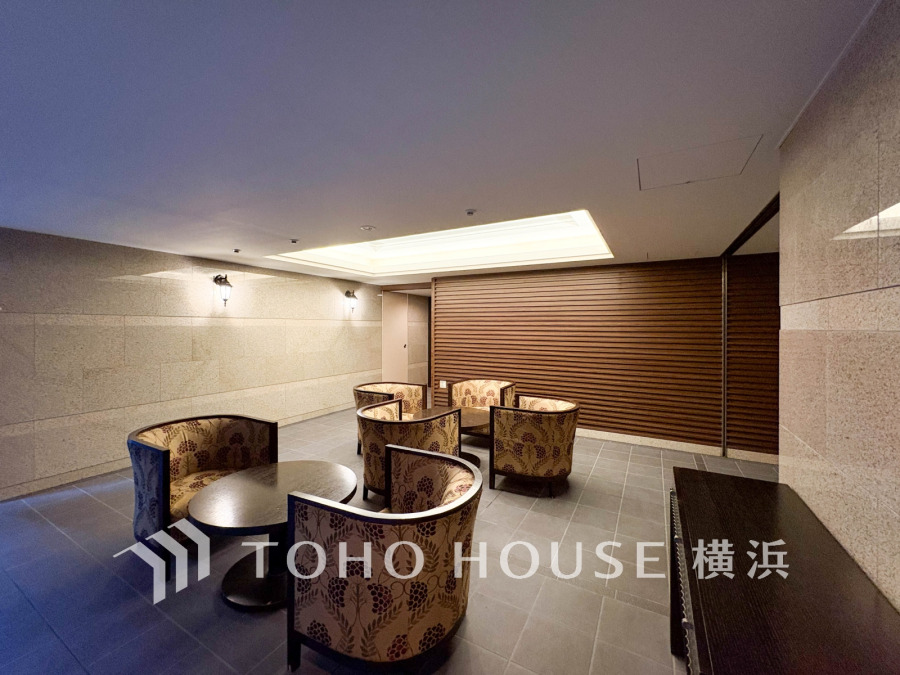 足を踏み入れると静穏な時間が流れるエントランスホール。心やすらぐ憩いのスペース。ゆったりと寛ぎながら、思い思いの時間を過ごせる空間です。 