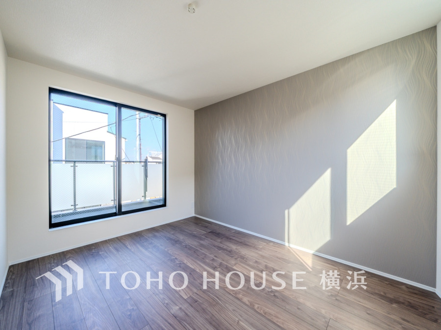 ひとりの時間をゆったり過ごしたり、静かな環境で趣味に打ち込んだり、自分時間を快適に過ごすプライベートルーム。大きな窓で彩られた空間は、心地よい風と伸びやかな眺めを愉しむ特等席に。