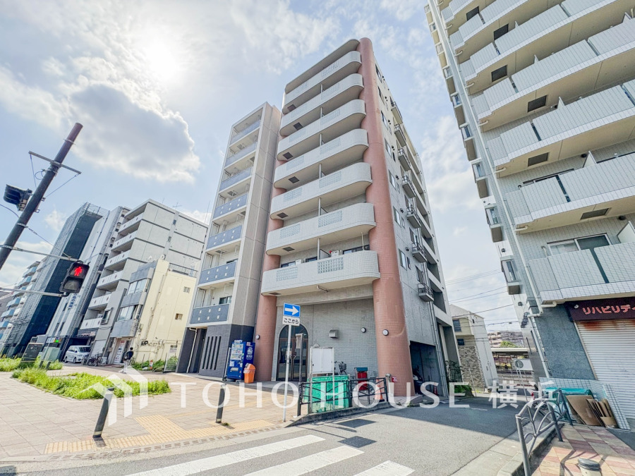 爽やかな青空の下に贅沢なほどに降り注ぐ陽光、豊かな居住性と、クオリティが見事に調和した住空間は、住まうことの喜びを感じさせてくれます。