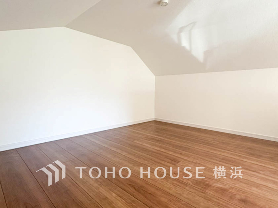 ロフトもこれだけの大きさがあれば、大きなお荷物や、衣替えの衣装ケース、その他たくさんの荷物が入ります。居室の中をすっきりとさせる事が出来る造りです。