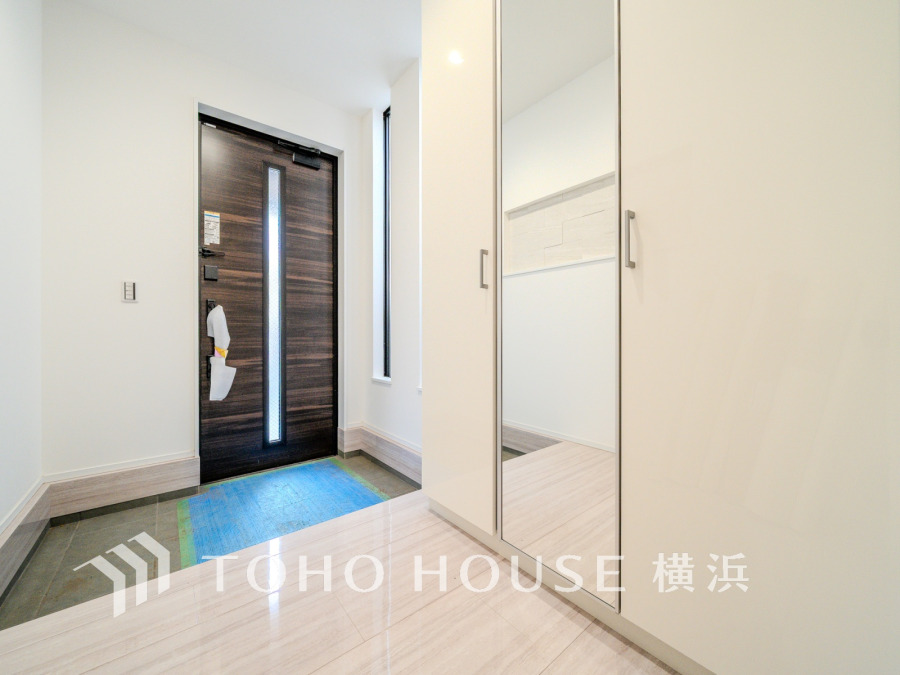 上質感漂う玄関と廊下。居住者の帰り、訪れる方を優しく迎える・安らぎに満ちた生活空間を予感させる。健やかな暮らしを楽しめることでしょう。