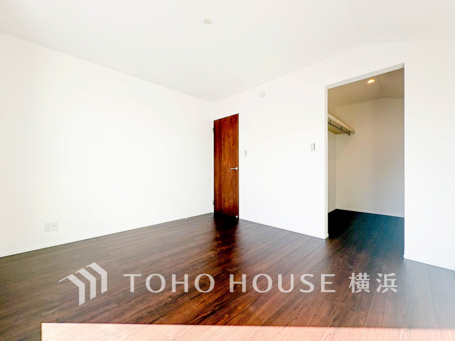 大きな窓からたっぷりと陽光が注がれる明るい空間。家族の成長に対応できる永住仕様の間取り。時を忘れて過ごす場所として過ごせるお部屋。