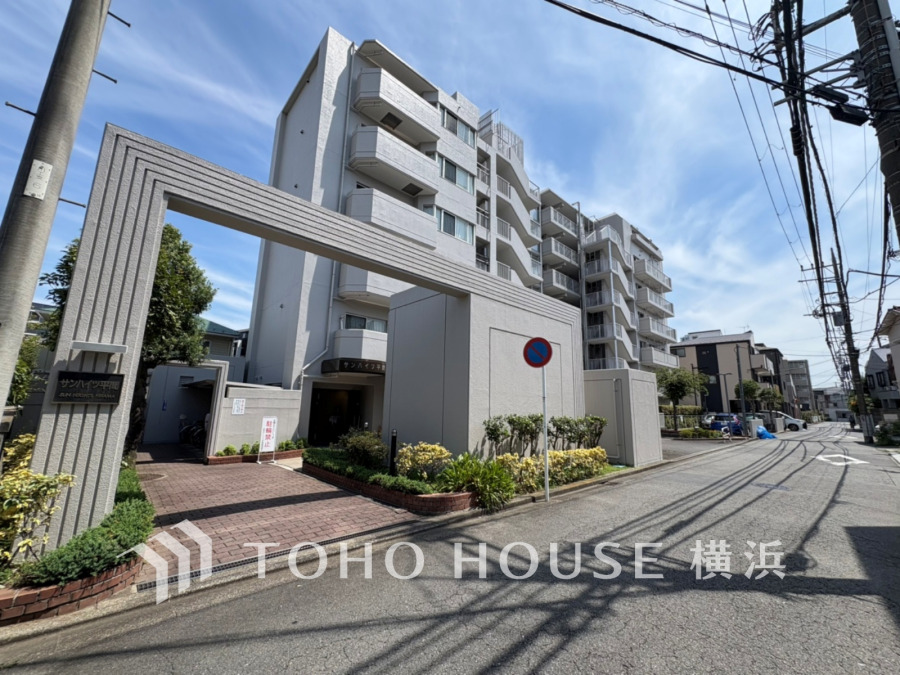 爽やかな青空の下に贅沢なほどに降り注ぐ陽光、豊かな居住性と、クオリティが見事に調和した住空間は、住まうことの喜びを感じさせてくれます。